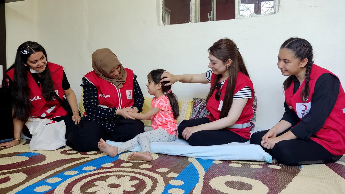 Kahramanmaraş'ta Bayırbucak T&uuml;rkmenlerine bayramlık kıyafet yardımı yapıldı