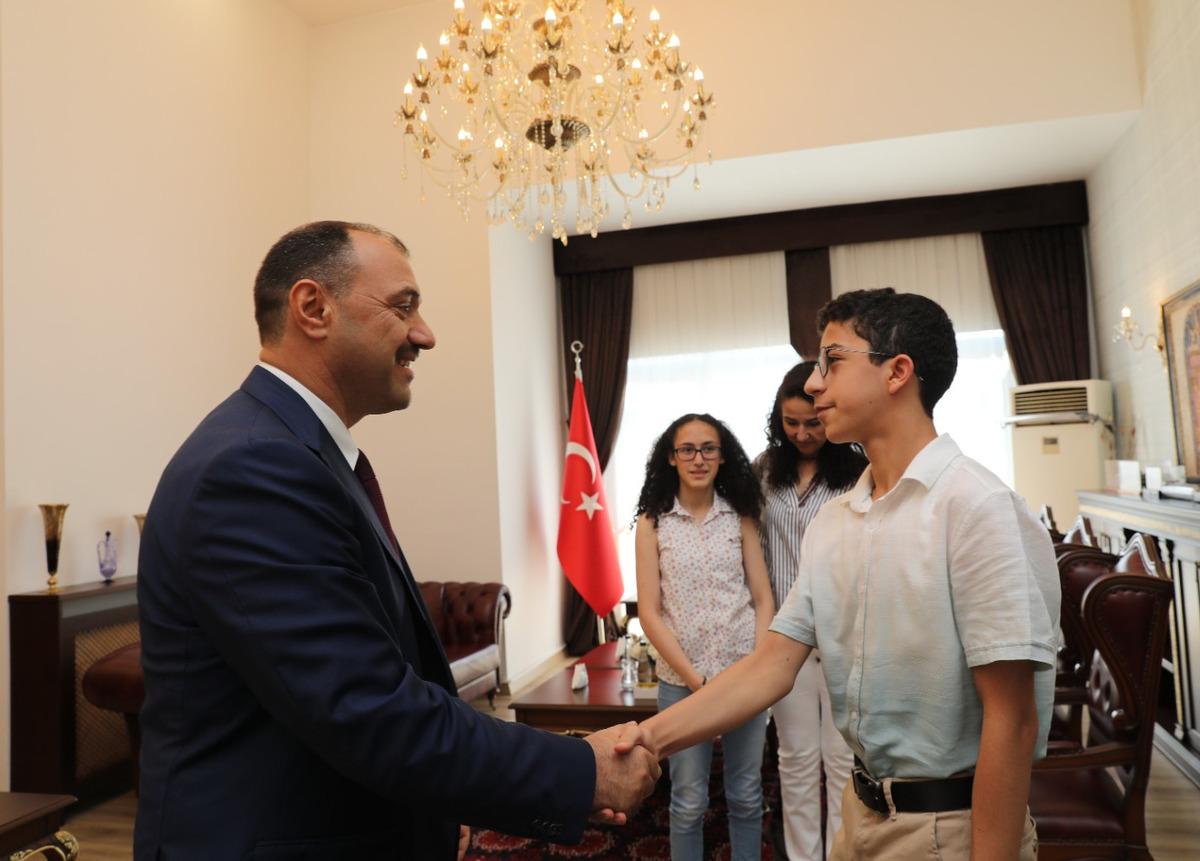 Sakarya Valisi Kaldırım, LGS sınavında tam puan alan &ouml;ğrencileri &ouml;d&uuml;llendirdi
