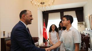 Sakarya Valisi Kaldırım, LGS sınavında tam puan alan öğrencileri ödüllendirdi