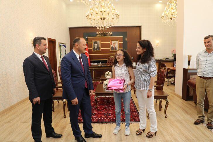 Sakarya Valisi Kaldırım, LGS sınavında tam puan alan öğrencileri ödüllendirdi G2