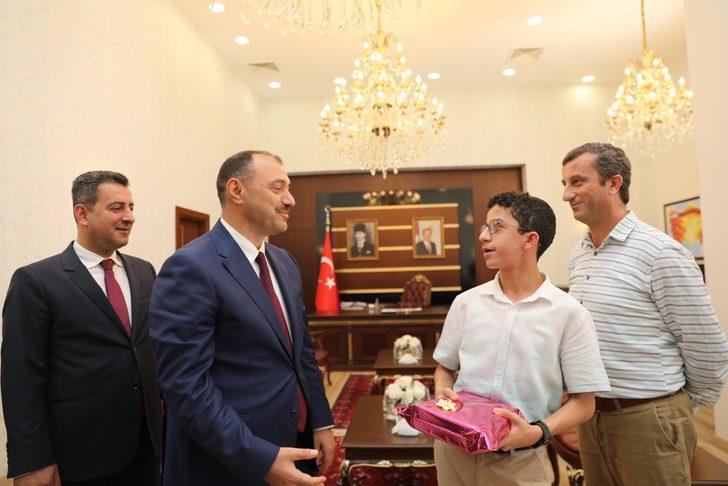 Sakarya Valisi Kaldırım, LGS sınavında tam puan alan öğrencileri ödüllendirdi G3