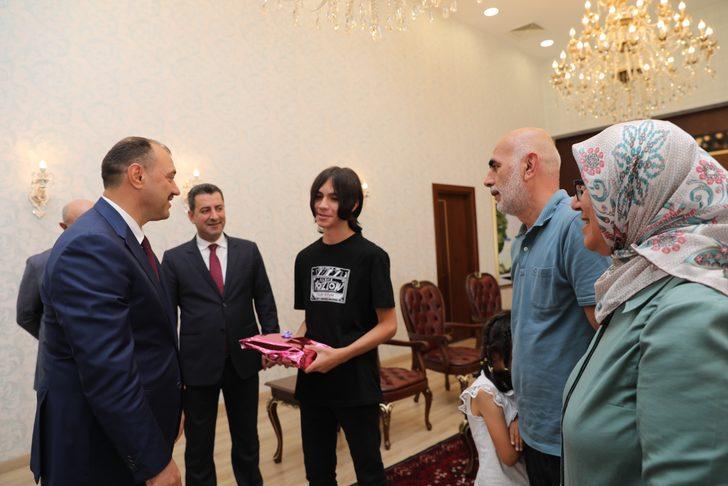 Sakarya Valisi Kaldırım, LGS sınavında tam puan alan öğrencileri ödüllendirdi G4