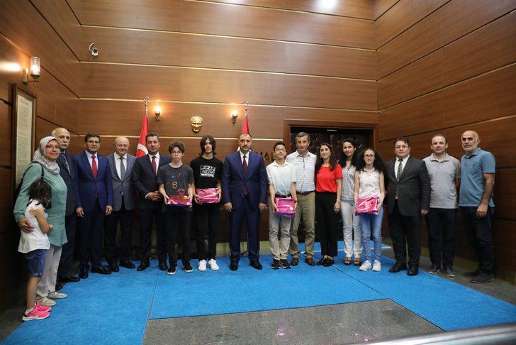 Sakarya Valisi Kaldırım, LGS sınavında tam puan alan öğrencileri ödüllendirdi G5