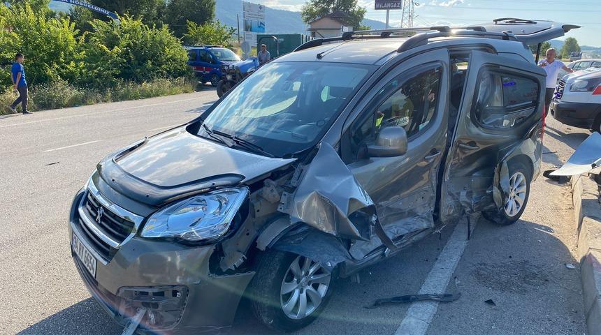 Tokat'ta hafif ticari araç ile otomobil çarpıştı, 6 kişi yaralandı