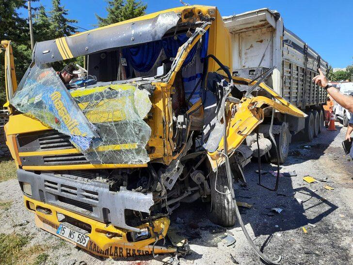 Burdur'da tırla kamyonetin çarpışması sonucu 2 kişi yaralandı G3