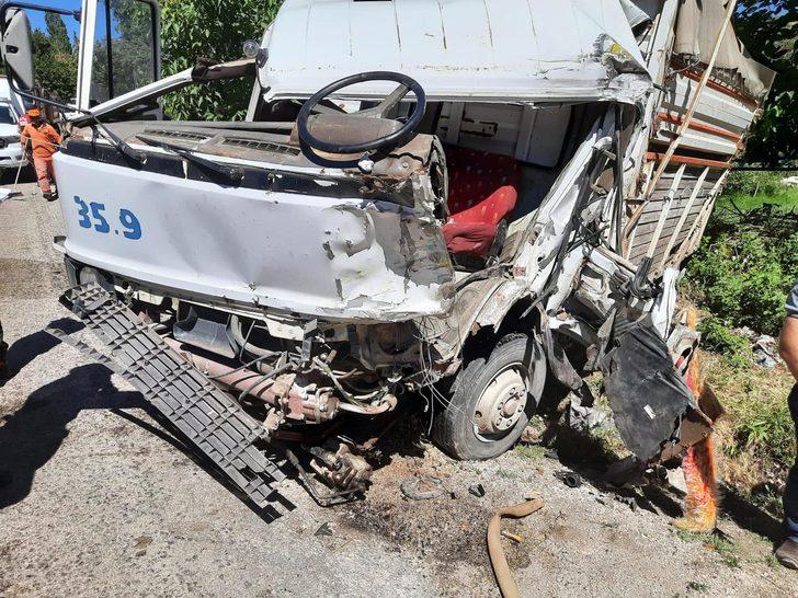 Burdur'da tırla kamyonetin çarpışması sonucu 2 kişi yaralandı G4