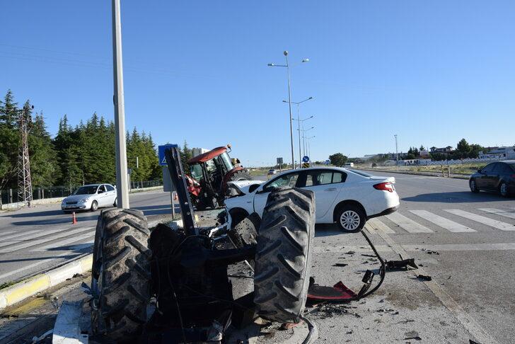 Konya’da otomobil ile traktörün çarpışması sonucu 3 kişi yaralandı G3