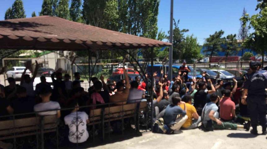 Onlarcası kamyonetin kasasından &ccedil;ıktı! Jandarma ekipleri fark etti