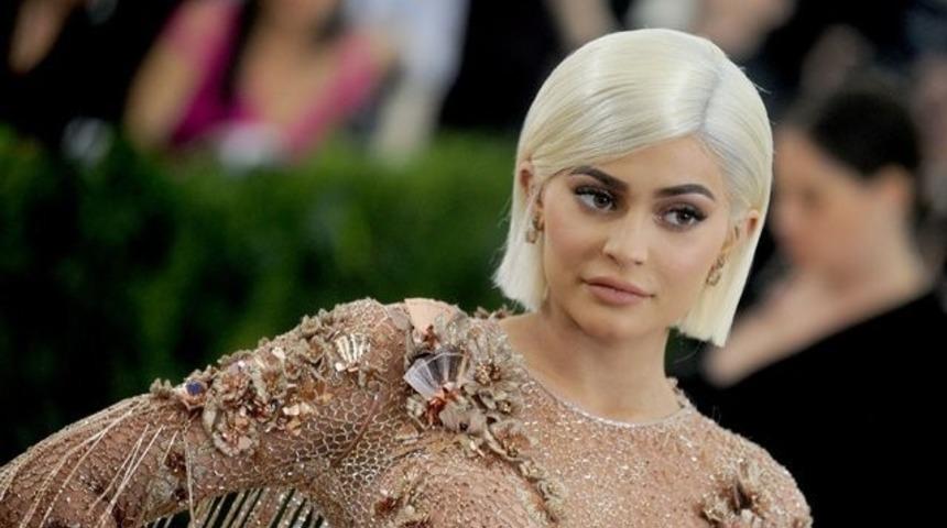 Kylie Jenner'ın &ccedil;akma rujları kadının dudağını yaktı! Tehlike sa&ccedil;ıyor!