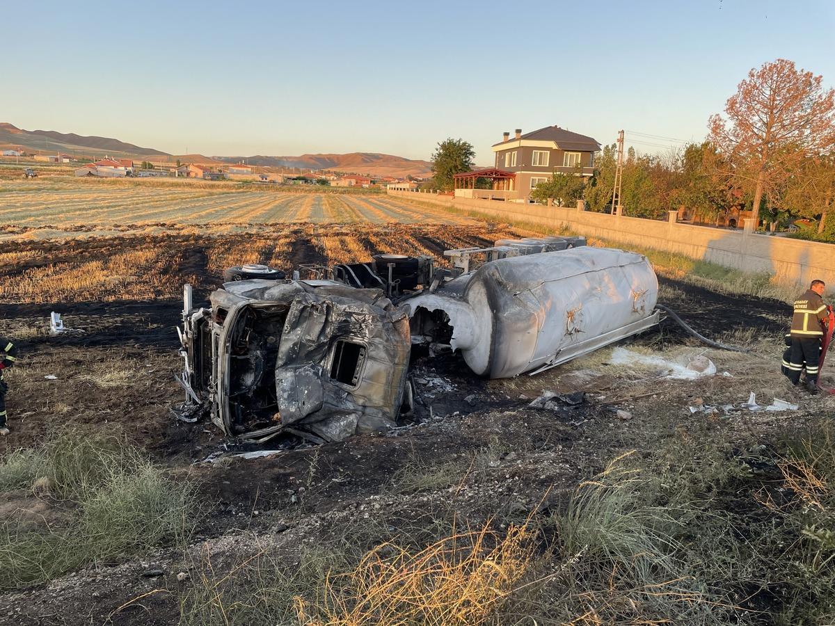 Aksaray'da devrilen mermer tozu y&uuml;kl&uuml; tankerin s&uuml;r&uuml;c&uuml;s&uuml; hayatını kaybetti