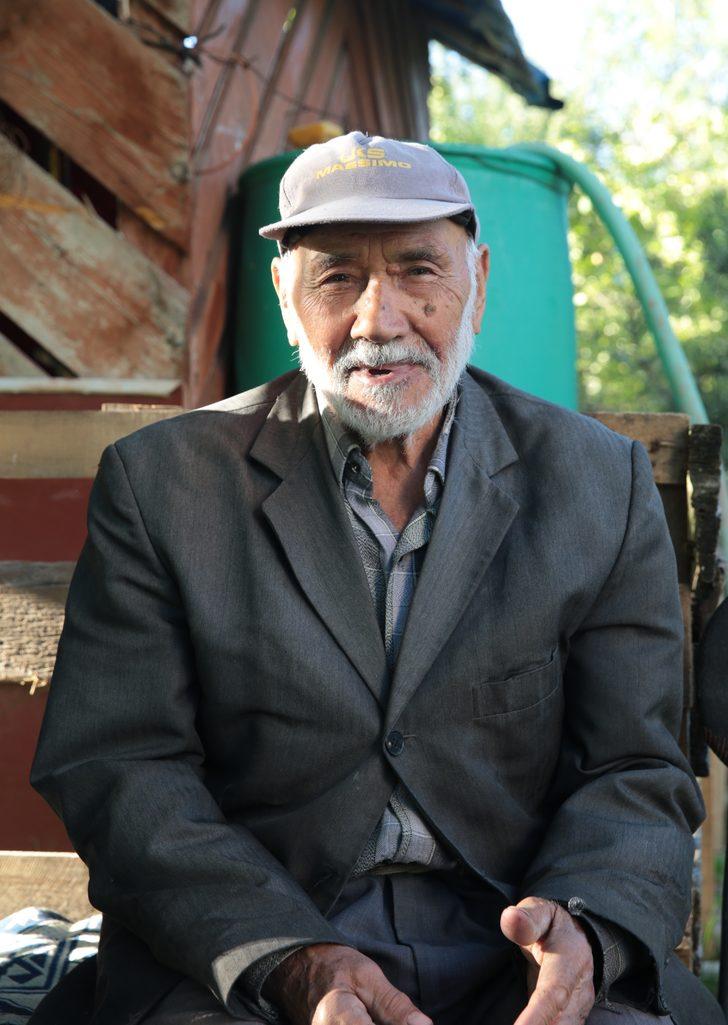 "Yerler kirlenmesin" diye ayakkabılarını çıkartıp mağazaya giren çiftçi o anları anlattı: G2