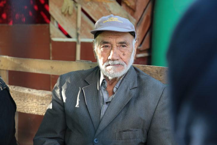 "Yerler kirlenmesin" diye ayakkabılarını çıkartıp mağazaya giren çiftçi o anları anlattı: G4