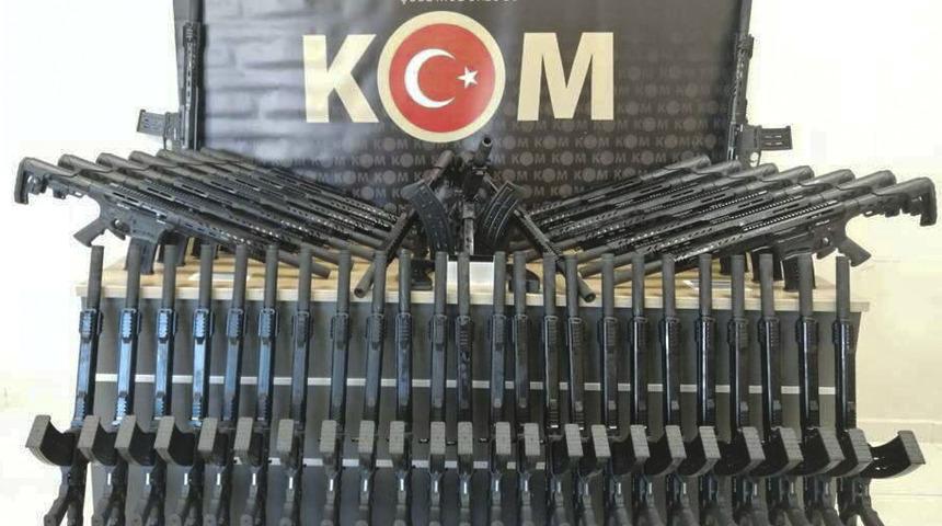 Van'da bir araçta 150 av tüfeği ele geçirildi