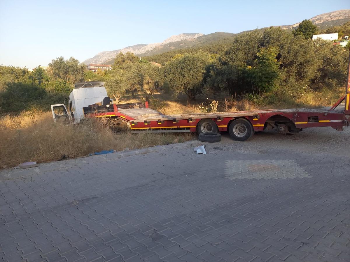 Manisa'da freni boşalan tırı durdurmak isteyen s&uuml;r&uuml;c&uuml; yaralandı