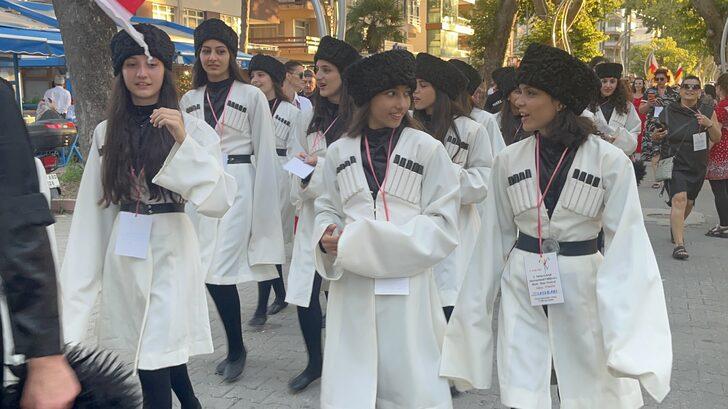 Yalova'da Yürüyen Köşk Çocuk Festivali başladı G2