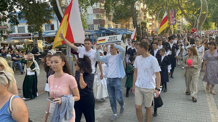 Yalova'da Yürüyen Köşk Çocuk Festivali başladı G3