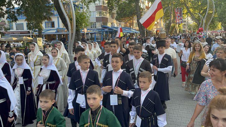 Yalova'da Yürüyen Köşk Çocuk Festivali başladı G4