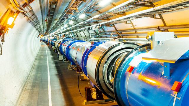 27 kilometre uzunluğundaki bir tünel boyunca uzanan Büyük Hadron Çarpıştırıcısı, parçacıkları daha yüksek hızda çarpıştırmaya hazırlanıyor.