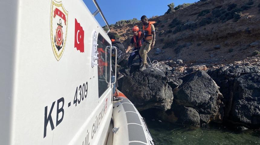 İzmir açıklarında geri itilen 36 düzensiz göçmen kurtarıldı