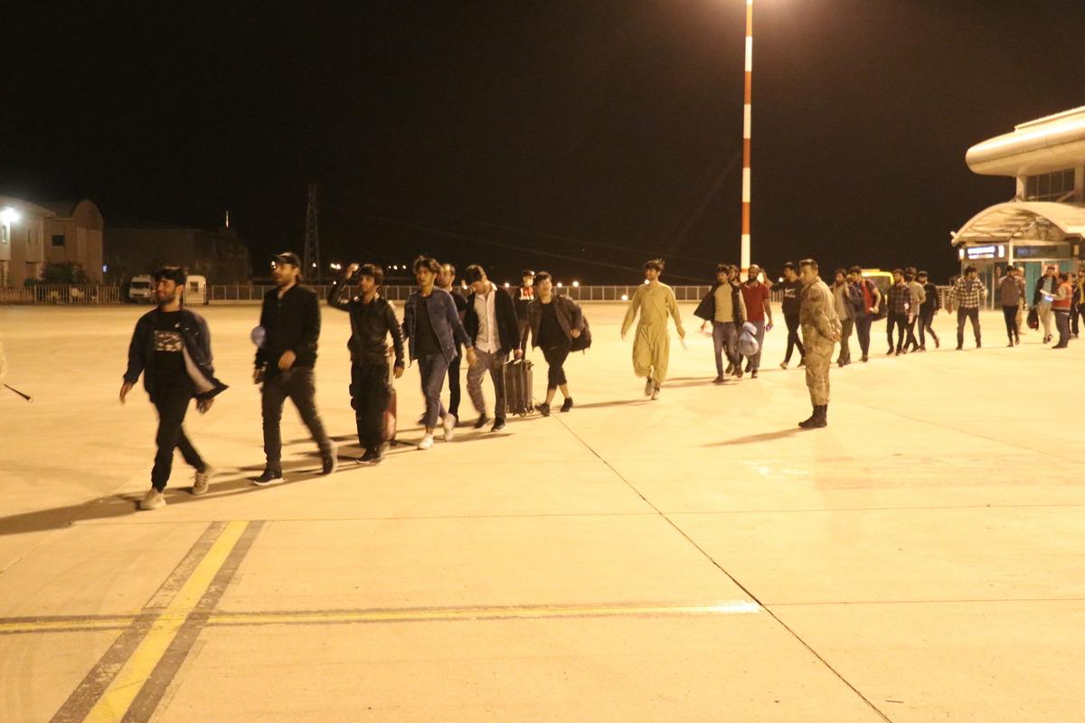 Ağrı'dan 273 Afganistan uyruklu d&uuml;zensiz g&ouml;&ccedil;men &uuml;lkelerine g&ouml;nderildi