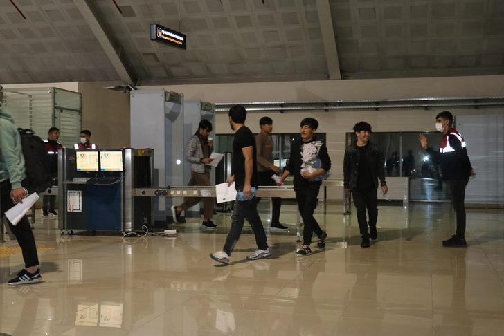 Ağrı'dan 273 Afganistan uyruklu düzensiz göçmen ülkelerine gönderildi G2