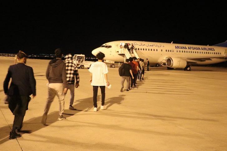 Ağrı'dan 273 Afganistan uyruklu düzensiz göçmen ülkelerine gönderildi G5