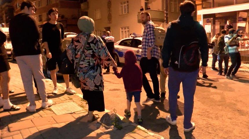 İstanbul'da mahalleyi sokağa döken olay! İstinat duvarı çöktü, 3 bina tahliye edildi