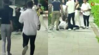 Tacizci neye uğradığını şaşırdı! İki genç kız, ortalarına alıp tekme tokat dövdü