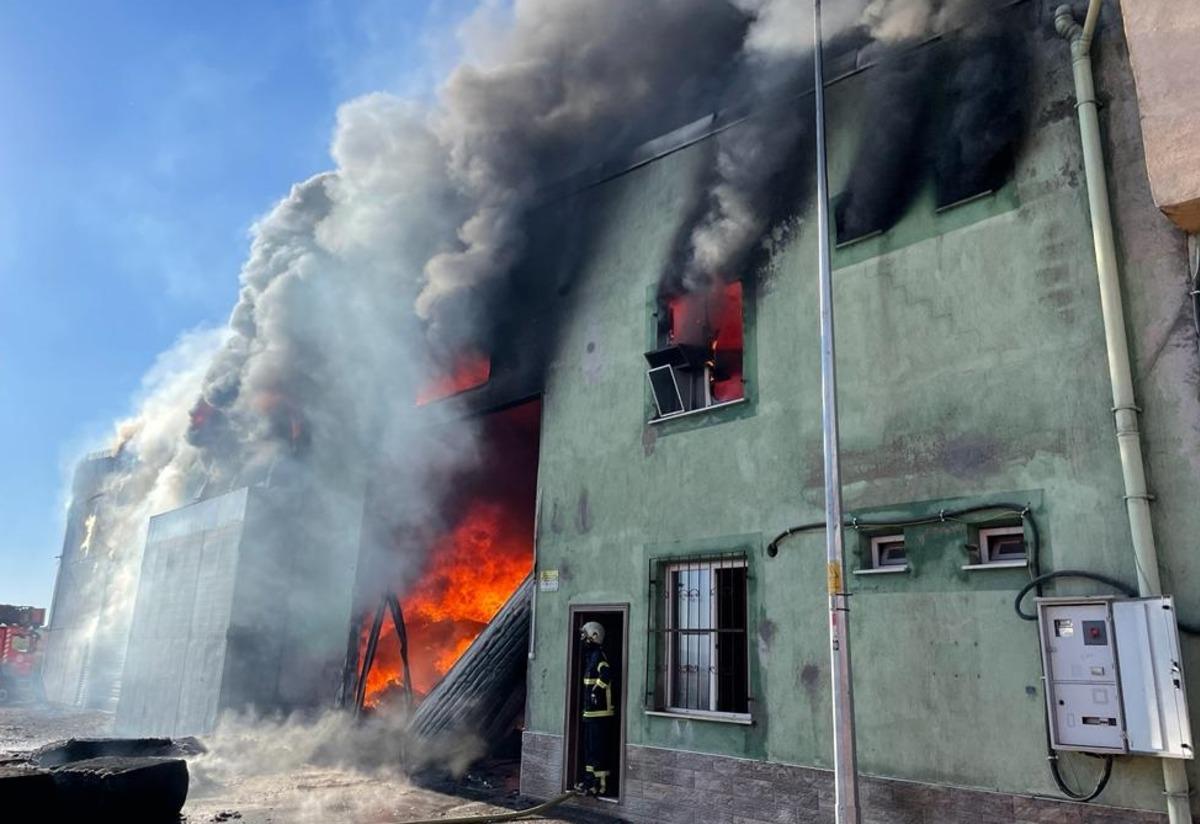 Uşak&rsquo;ta tekstil fabrikasında &ccedil;ıkan yangına m&uuml;dahale ediliyor