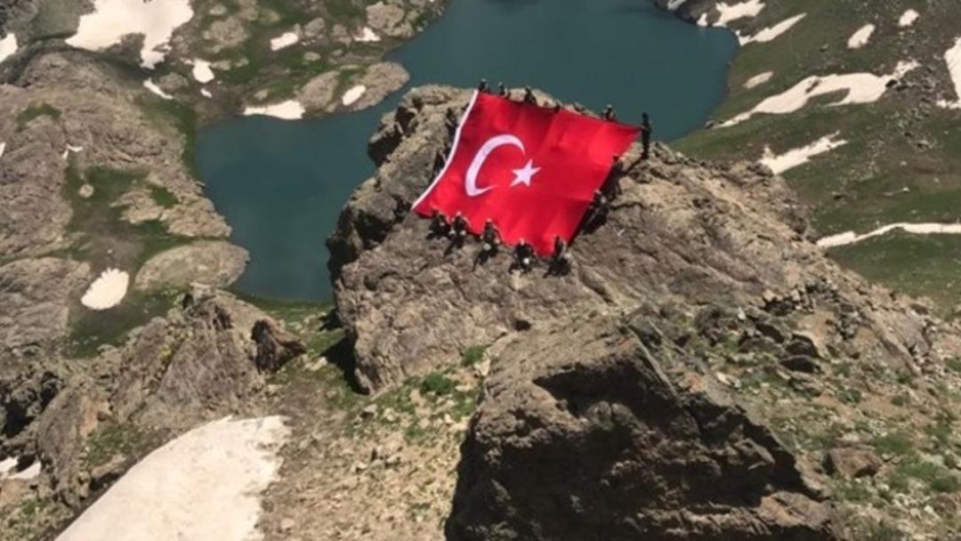 İkiyaka Dağları'nı ter&ouml;ristlerden temizleyen Mehmet&ccedil;ik dev T&uuml;rk Bayrağı a&ccedil;tı