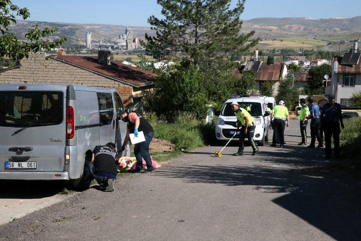 Sivas'ta oğlunun kullandığı minibüsün altında kalan kadın öldü G1