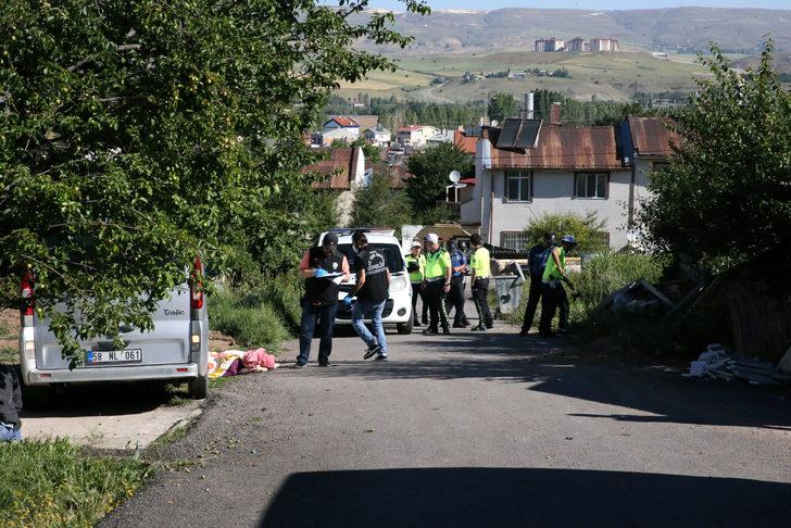 Sivas'ta oğlunun kullandığı minibüsün altında kalan kadın öldü G2