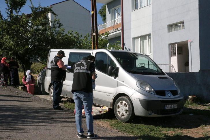 Sivas'ta oğlunun kullandığı minibüsün altında kalan kadın öldü G3