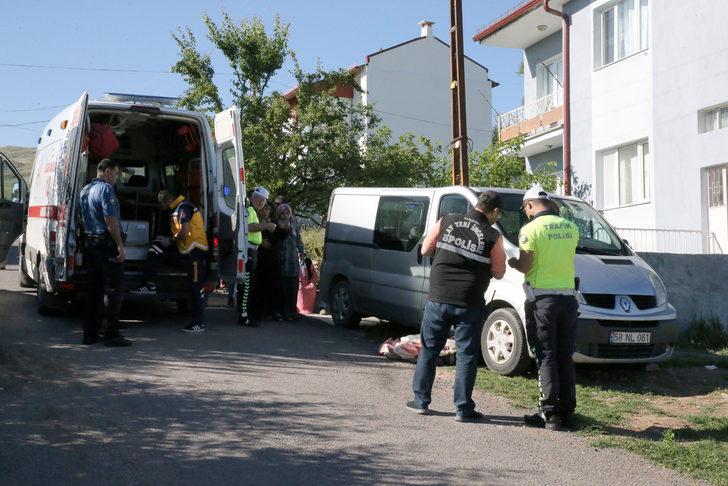 Sivas'ta oğlunun kullandığı minibüsün altında kalan kadın öldü G4
