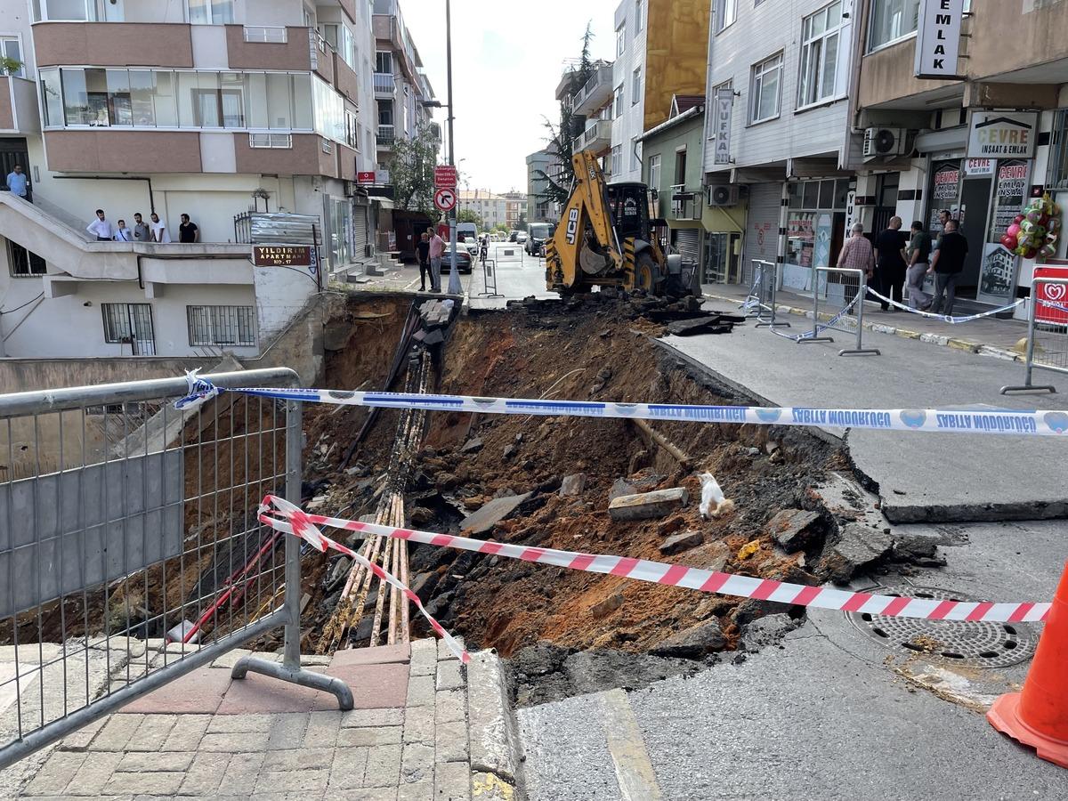 G&Uuml;NCELLEME- &Uuml;sk&uuml;dar'da istinat duvarı &ccedil;&ouml;kt&uuml;, 3 bina tahliye edildi