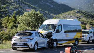 Antalya'da minibüs ile  otomobilin çarpıştığı kazada 9 kişi yaralandı