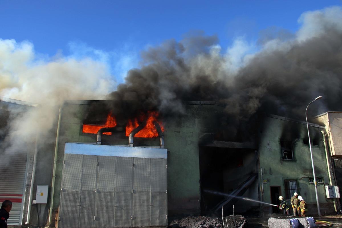 G&Uuml;NCELLEME - Uşak'ta tekstil fabrikasında &ccedil;ıkan yangına m&uuml;dahale ediliyor