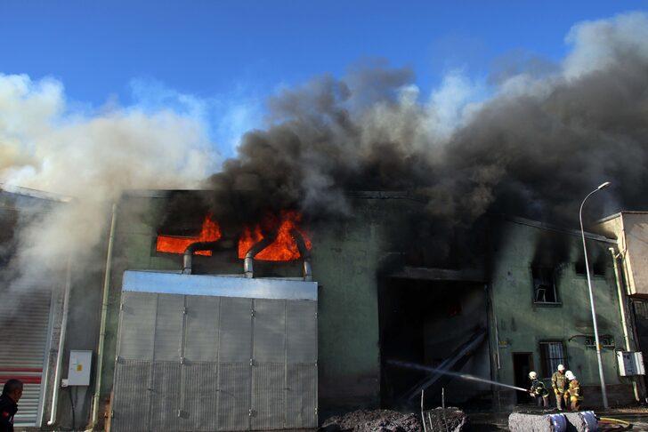 GÜNCELLEME - Uşak'ta tekstil fabrikasında çıkan yangına müdahale ediliyor G1