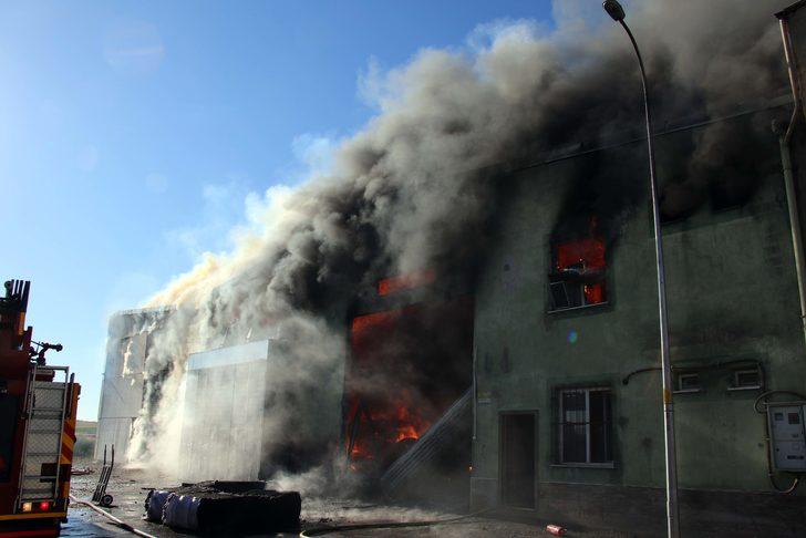 GÜNCELLEME - Uşak'ta tekstil fabrikasında çıkan yangına müdahale ediliyor G2