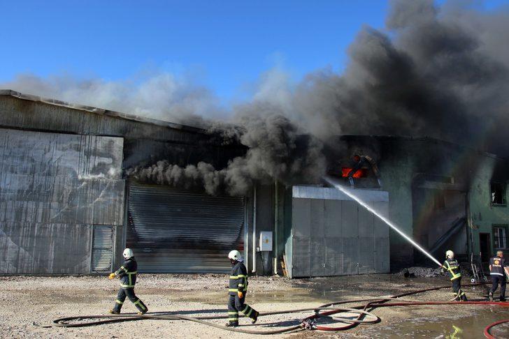 GÜNCELLEME - Uşak'ta tekstil fabrikasında çıkan yangına müdahale ediliyor G3
