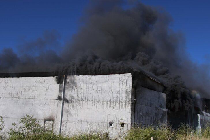 GÜNCELLEME - Uşak'ta tekstil fabrikasında çıkan yangına müdahale ediliyor G4