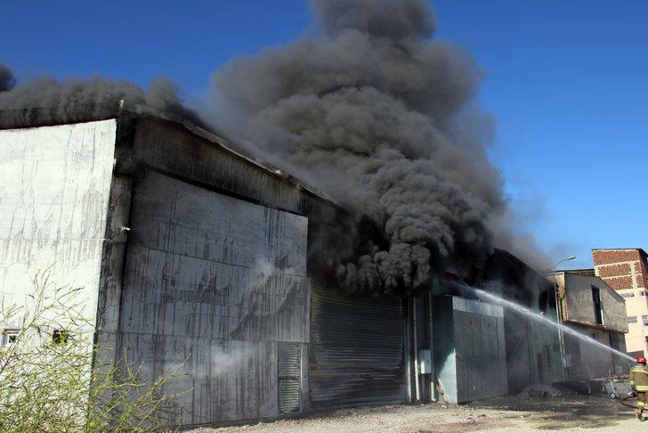 GÜNCELLEME - Uşak'ta tekstil fabrikasında çıkan yangına müdahale ediliyor G5