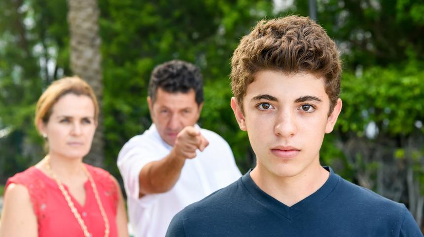 Üvey babası, vefat eden öz babasının yadigârını kabul etmeyince evinden oldu!