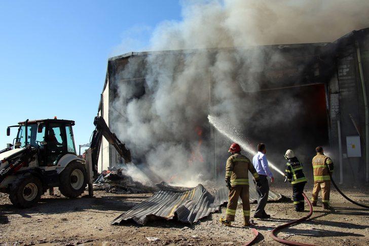 GÜNCELLEME 2 - Uşak'ta tekstil fabrikasında çıkan yangın söndürüldü G2