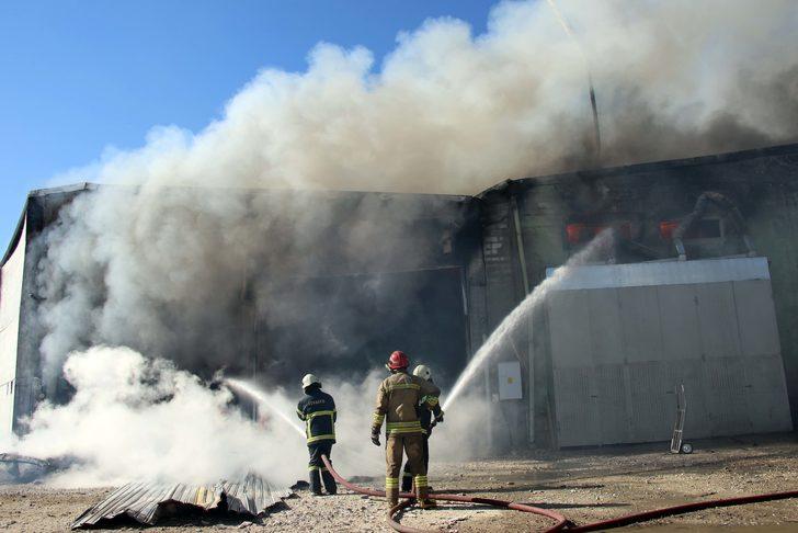 GÜNCELLEME 2 - Uşak'ta tekstil fabrikasında çıkan yangın söndürüldü G3