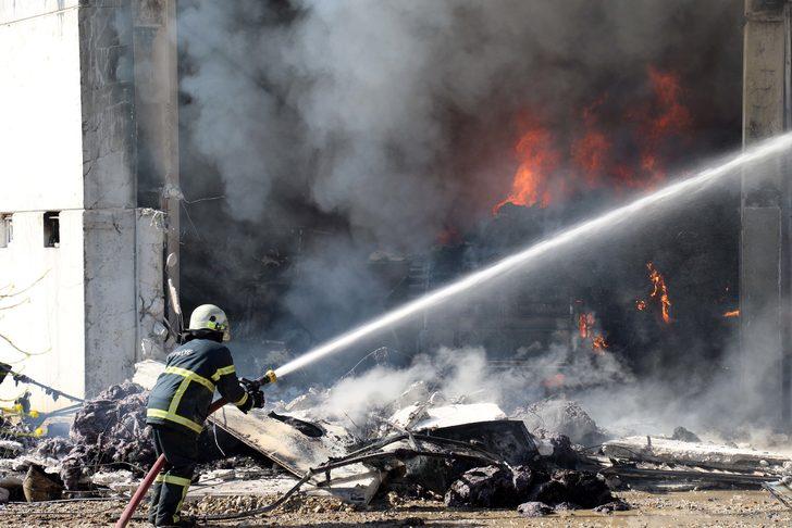 GÜNCELLEME 2 - Uşak'ta tekstil fabrikasında çıkan yangın söndürüldü G4