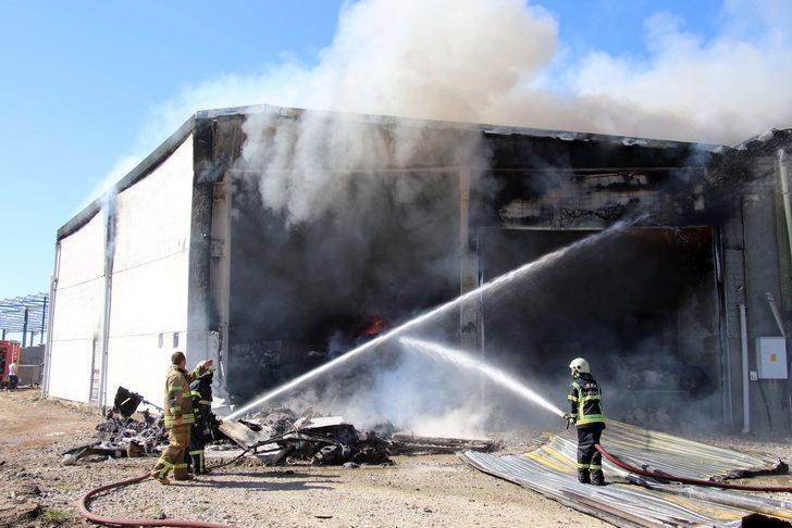 GÜNCELLEME 2 - Uşak'ta tekstil fabrikasında çıkan yangın söndürüldü G5