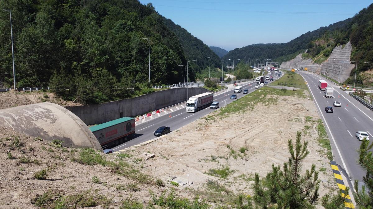 Bayram tatili i&ccedil;in erken yola &ccedil;ıkanlar otoyolda yoğunluk oluşturdu