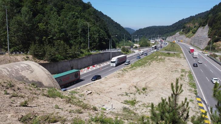 Bayram tatili için erken yola çıkanlar otoyolda yoğunluk oluşturdu G1