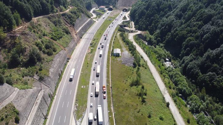 Bayram tatili için erken yola çıkanlar otoyolda yoğunluk oluşturdu G4
